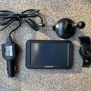 Garmin Nuvi 40LM GPS Bundle with USB, Dash/Window Mount, Case